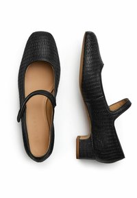Scarpe nere a punta quadrata con una texture a motivo coccodrillo, dotate di una fascia sul collo del piede e un tacco basso a blocco. Fodera interna morbida.