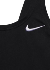 Svart atletisk linne med en mjuk, elastisk textur. Har en vit Nike-logotyp på övre vänstra sida, racerback-design.