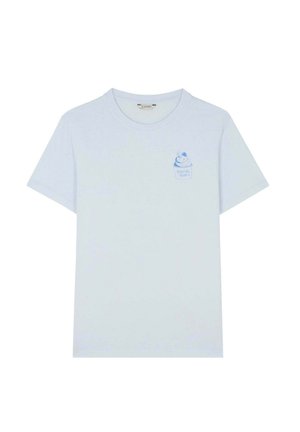 T-shirt en coton bleu clair à manches courtes. Il présente un petit motif ludique d'un dessert en bleu sur la zone gauche de la poitrine.