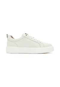 Baskets en cuir blanc avec une semelle plate, design à lacets, bout rond et un accent gris subtil sur le talon. Texture lisse.