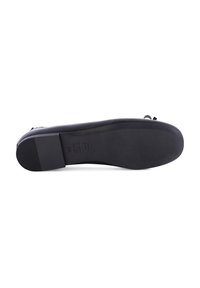 Schwarze flache Schuhsohle mit glatter Oberfläche, rechteckigem Absatz und vertikalen Rillen für den Grip; enthält Branding und Größenmarkierungen.
