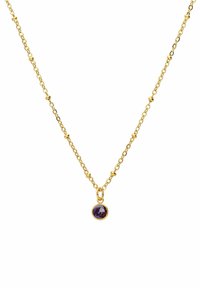 Gouden ketting met een kleine ronde paarse edelsteen pendant, met gestructureerde schakels en een gepolijste afwerking.