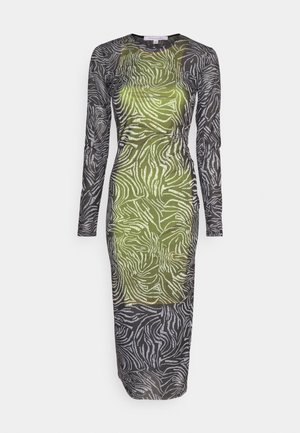 Abito a maniche lunghe in un tessuto trasparente nero con un audace motivo astratto a strisce zebra verde e bianco, silhouette aderente e orlo a lunghezza ginocchio.