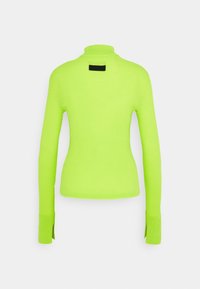 Langarm-Turtleneck-Oberteil in leuchtendem Neon-Grün, gerippte Textur, mit seitlichen Schlitzen an den Manschetten und einem schwarzen Etikett auf der Rückseite.