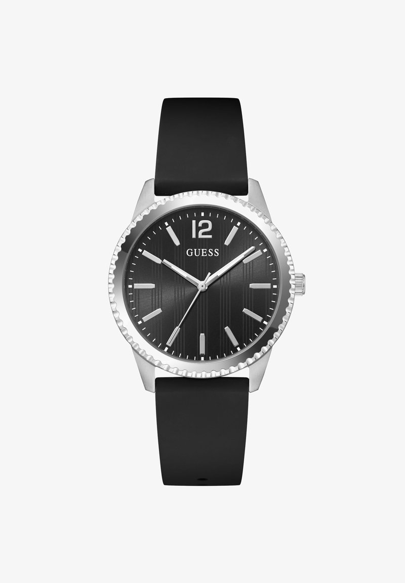 Ρολόι χειρός Guess με μαύρο καντράν, ασημένιους δείκτες ώρας, λευκούς δείκτες λεπτών και ωρών, δείκτη δευτερολέπτων και μαύρο λουράκι σιλικόνης.