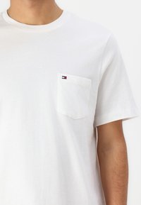 Tommy Hilfiger ESSENTIAL SOLID POCKET TEE - Basic T-shirt - white