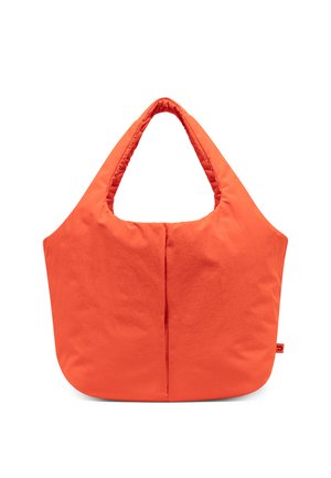 Bolsa de tela naranja con textura suave, bordes redondeados y un asa triangular único. Presenta una costura central para darle estructura.