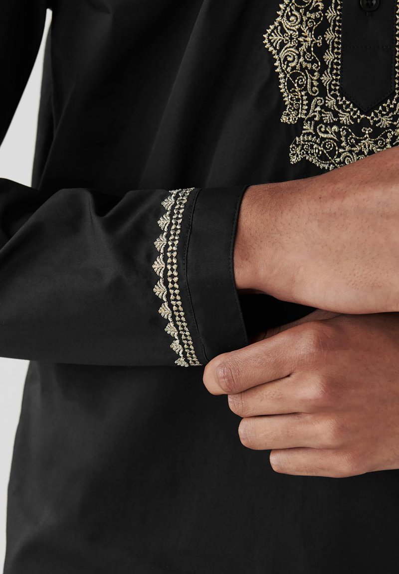 Herren Freizeithemden | Next EMBROIDERED REGULAR LENGTH KURTA Hemd black/schwarz - KB45465 Herren Freizeithemden | Next EMBROIDERED REGULAR LENGTH KURTA Hemd black/schwarz - KB45465