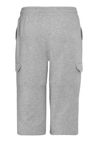 Graue Sweatshorts aus weichem Stoff, mit einem elastischen Bund, Seitentaschen und aufgesetzten Cargotaschen auf beiden Seiten.