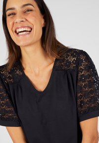 Damart TEE DÉTAILS MACRAMÉ - T-shirt con stampa - noir