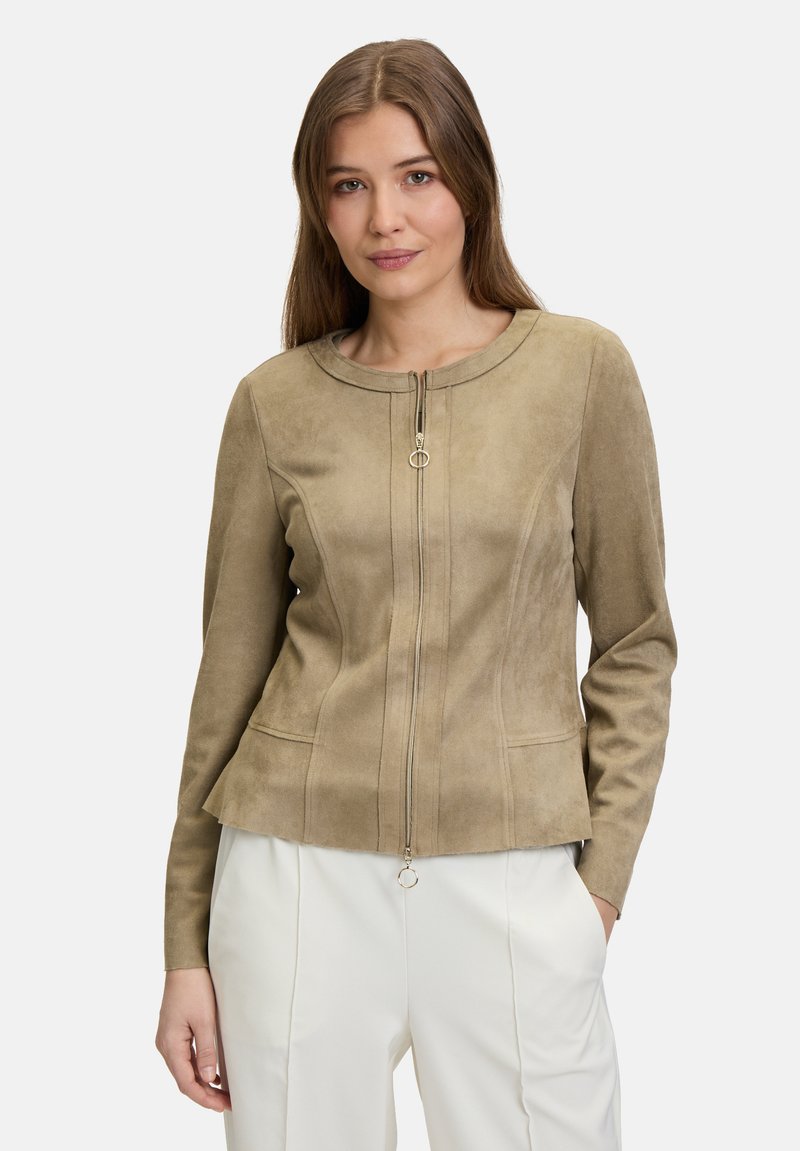 Beige suède jack met een ronde halslijn, ritssluiting aan de voorkant en twee zijzakken; aansluitend ontwerp met naaddetails langs de torso.