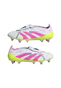 Chaussures de football blanches avec des accents roses et jaunes, dotées d'un upper texturé, de lacets et de plusieurs crampons pour l'adhérence. Le nom de la marque "Predator" est visible.