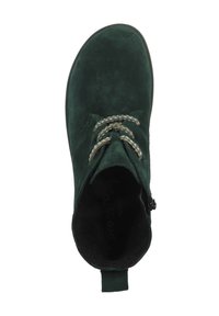 Stivale alla caviglia verde in suede con punta rotonda, tomaia testurizzata, lacci chiari a contrasto e un linguetta sul tallone.