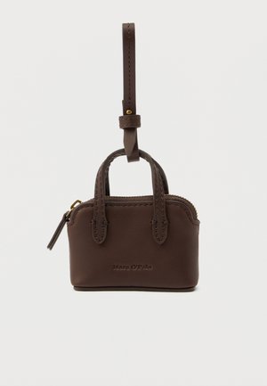 Barna bőr minitáska két felső fogantyúval, cipzáras zárral és levehető pánttal. Varrási részleteket és egy logót tartalmaz az elején.