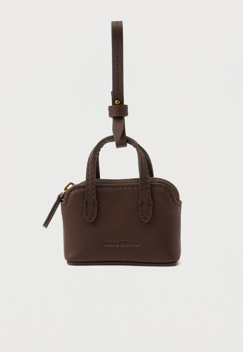 Geantă mini din piele maro, cu două mânere superioare, închidere cu fermoar și o curea detașabilă. Prezintă detalii cusute și un logo pe față.