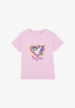 Rosa Baumwoll-T-Shirt mit einer Grafik einer weißen geflügelten Figur und zwei Charakteren. Der Text darunter lautet "Rujínu" in lila Schrift.
