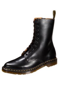 Zwarte leren veterboot met een ronde neus, gele stiksels en een robuuste zool. Voorzien van een hoge schacht en versterkte naden voor duurzaamheid.