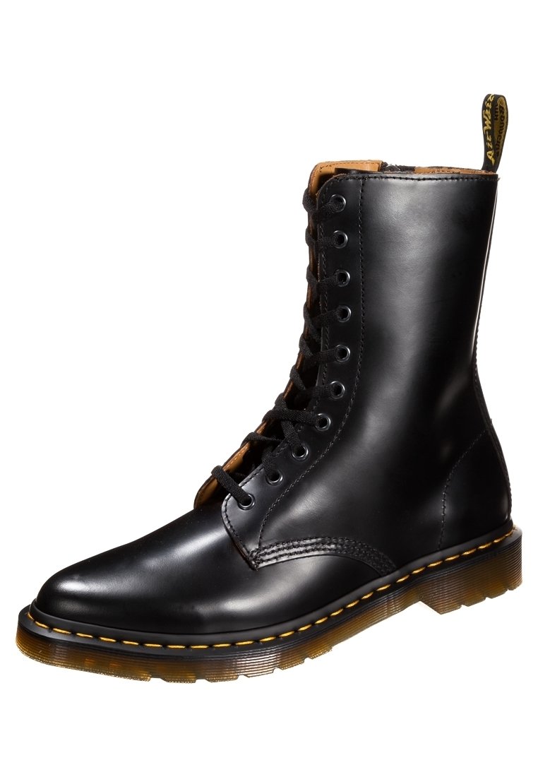 Zwarte leren veterboot met een ronde neus, gele stiksels en een robuuste zool. Voorzien van een hoge schacht en versterkte naden voor duurzaamheid.
