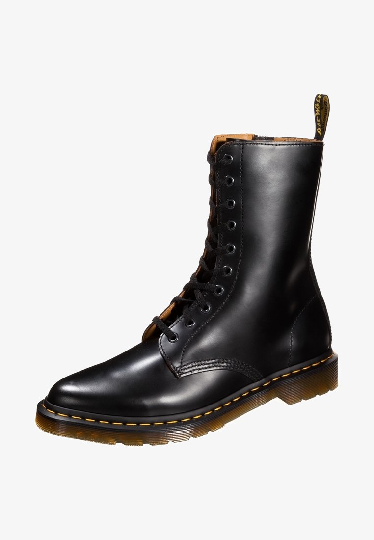 Botte à lacets en cuir noir avec un bout arrondi, des coutures jaunes et une semelle robuste. Caractérisée par une tige haute et des coutures renforcées pour une durabilité accrue.