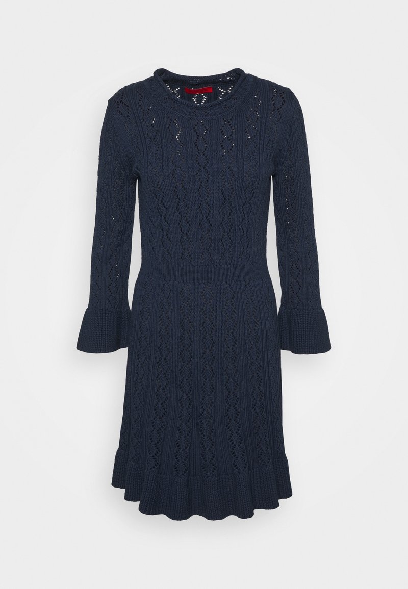 Robe longue à manches longues en maille bleu foncé avec motifs torsadés, taille cintrée, poignets évasés et ourlet festonné sur fond uni.