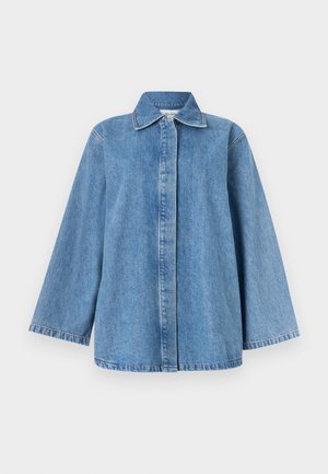 Jachetă de denim albastru deschis cu mâneci largi, guler și închidere frontală cu nasturi ascunși, prezentată pe un fundal alb.