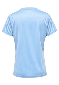 Camiseta deportiva de color azul claro, hecha de material suave, con mangas cortas y un escote redondo; logo visible en la parte posterior.