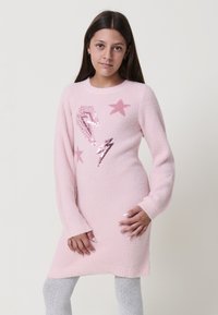 Abito a maglia rosa con maniche lunghe, caratterizzato da disegni a forma di fulmine e stelle scintillanti in paillettes. Texture morbida e dettaglio a coste all'orlo.