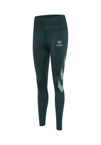 Mørkegrønne atletiske leggings i fuld længde med høj talje, lysegrønt hummel-logo foran og chevronmønstre på højre ben.