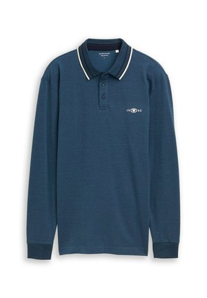 Tamno plava polo majica dugih rukava s rebrastim ovratnikom, bijelim detaljima, placketom s tri gumba i malim vezom loga na prsima.