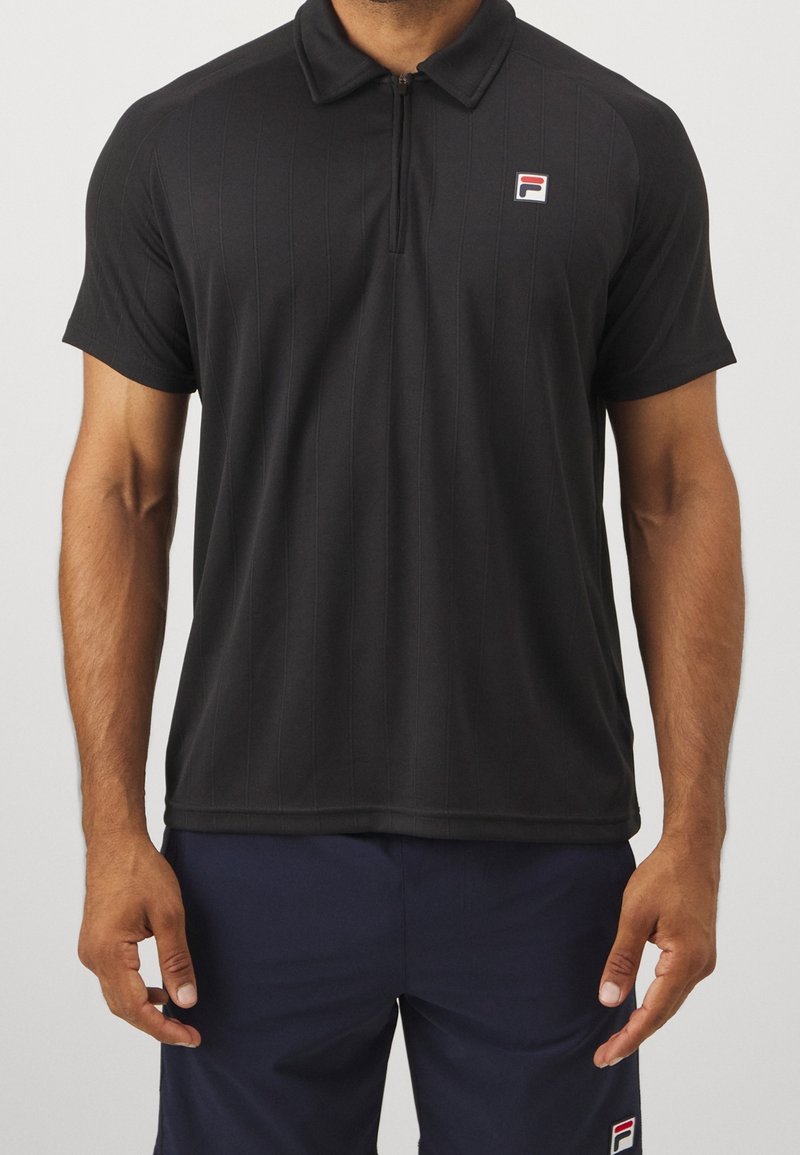 Czarna koszulka polo z krótkim rękawem, z półzamkiem, w pionową prążkowaną teksturę oraz małym logo na lewej piersi. Odpowiednia do codziennego noszenia.