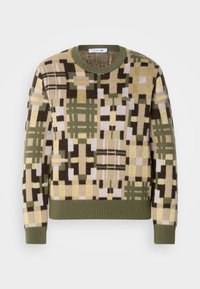 Pull en maille avec un motif géométrique dans des tons terreux de vert, marron et beige. Col rond côtelé et poignets des manches côtelés.