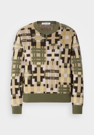 Maglione lavorato a maglia con un motivo geometrico in tonalità terrose di verde, marrone e beige. Collo a costine e polsini delle maniche a costine.