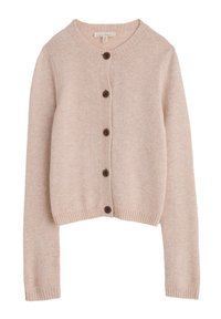 Helle rosa Strickjacke mit rundem Halsausschnitt, sieben braunen Knöpfen vorne und gerippten Bündchen sowie Saum. Weiches Material, cropped Design.