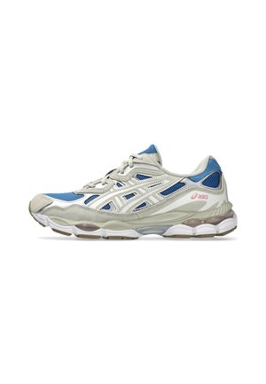 Lysegrå og blå Asics løbesko med hvid sål og pink logo, set fra siden på hvid baggrund.