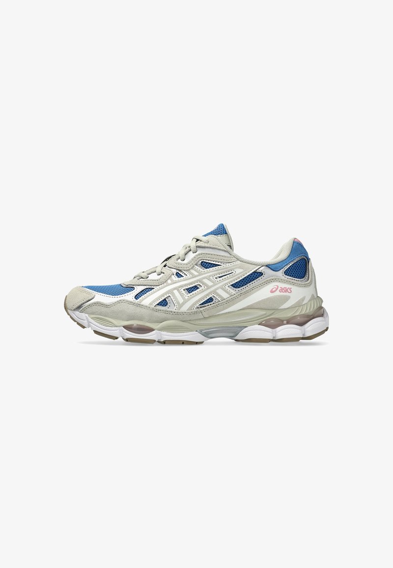 Chaussure de course Asics gris clair et bleu avec semelle blanche et logo rose, vue de profil sur fond blanc.