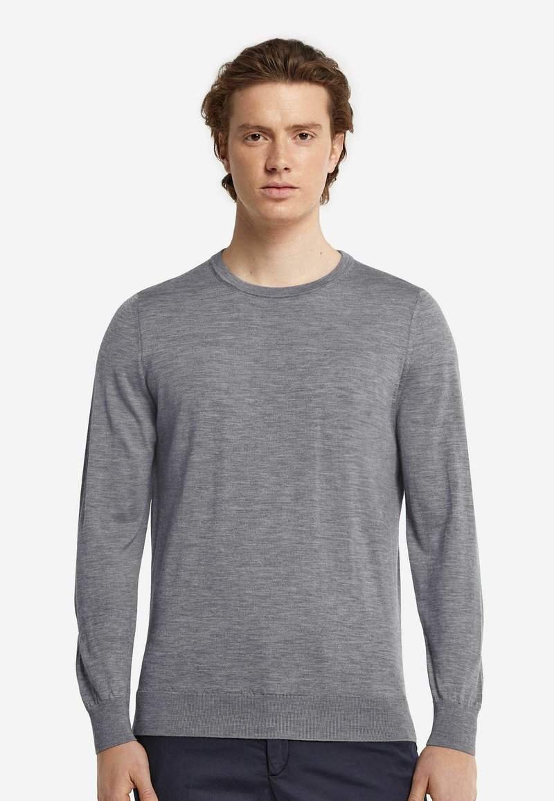 Grå långärmad tröja i mjukt material. Har en rund halsringning, ribbade ärmar och nederkant med en slät, lätt textur.