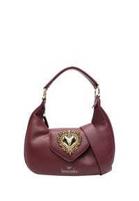Borsa a mano in pelle color amaranto con dettaglio hardware a forma di cuore dorato e tracolla. Presenta un design curvo e una superficie testurizzata.