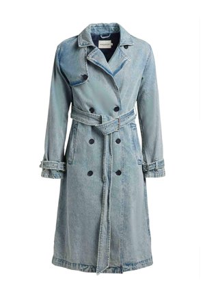 Lys blå denim trenchcoat med dobbeltradede svarte knapper, belte i midjen og belter ved ermene, uten synlig bakgrunn.