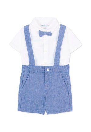 Camicia bianca a maniche corte con papillon blu abbinata a pantaloncini di lino blu con bretelle e chiusura con bottoni.