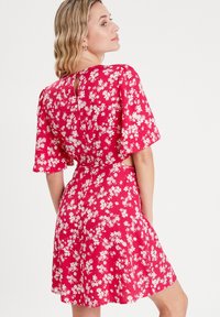 Cache Cache MIT ÖFFNUNGEN - Robe de jour - rouge