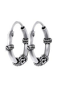 Silberne Creolen mit einem gedrehten Seil-Design um die Öffnungen, ausgestattet mit einem polierten Metallfinish und runder Form.