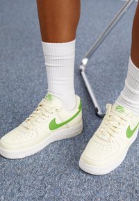 Nike Sportswear - AIR FORCE 1 07 NEXT NATURE - Matalavartiset tennarit - coconut milk/chlorophyll/sail/volt/black Pienoiskuva 1