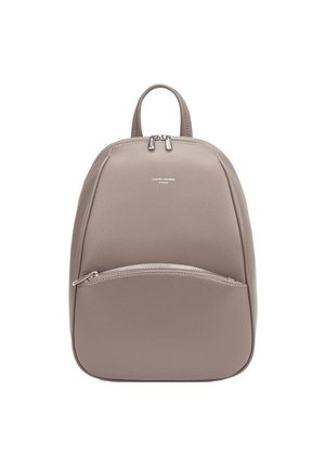 Zaino in pelle taupe chiaro con texture liscia, forma arrotondata, maniglia superiore e tasca frontale con zip. Presenta un branding sottile sul davanti.