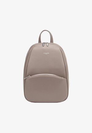 Sac à dos en cuir taupe clair avec une texture lisse, une forme arrondie, une poignée supérieure et une poche zippée à l'avant. Présente une marque discrète à l'avant.
