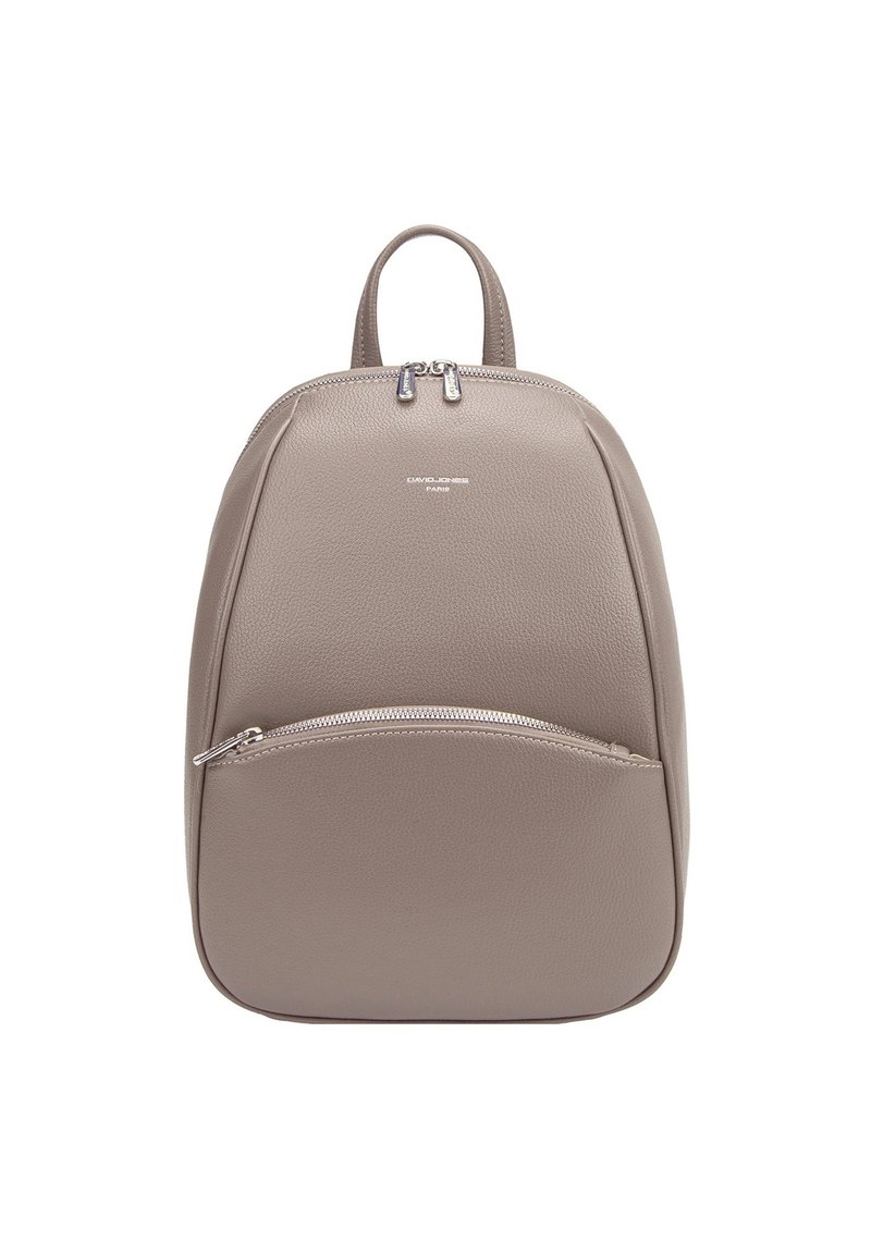 Zaino in pelle taupe chiaro con texture liscia, forma arrotondata, maniglia superiore e tasca frontale con zip. Presenta un branding sottile sul davanti.