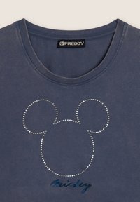 Camiseta azul marino con un contorno de strass de la cabeza de Mickey Mouse y "Mickey" bordado debajo del diseño.
