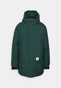 Donkergroene geïsoleerde parka met capuchon, ritssluiting aan de voorkant, twee voorzakken met kleppen en verstelbare klittenbandmanchetten, ontworpen voor koud weer.
