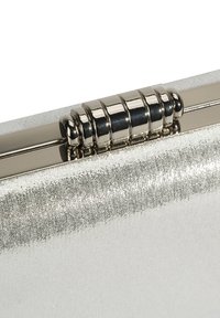 Zilverkleurige metallic clutch met een gestructureerd oppervlak, voorzien van een glanzende metalen sluiting en een glad, slank ontwerp. Close-up van de hardware details.