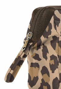 Borsa con stampa leopardata e superficie texture, caratterizzata da colori marroni e beige, una cerniera dorata e una maniglia piatta per il trasporto.