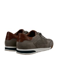 Zapatillas de ante gris con detalles de cuero marrón, perforaciones laterales, cordones planos y suela de goma blanca y negra.
